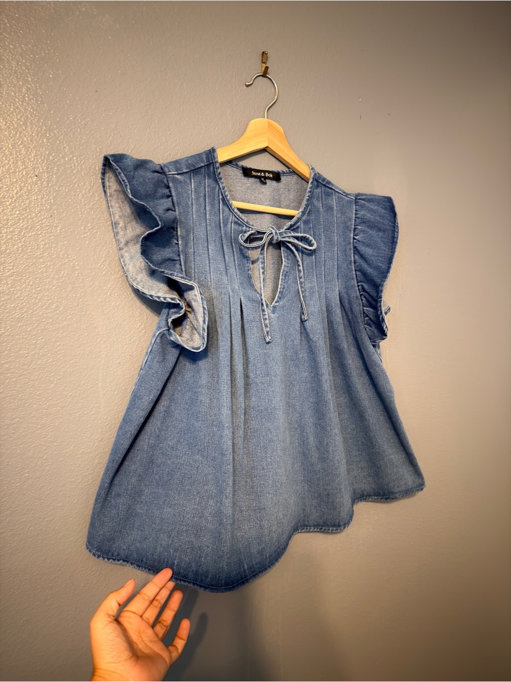 Strut & Bolt Cotton Blend flutter/ruffle sleeve denim top Country size Medium